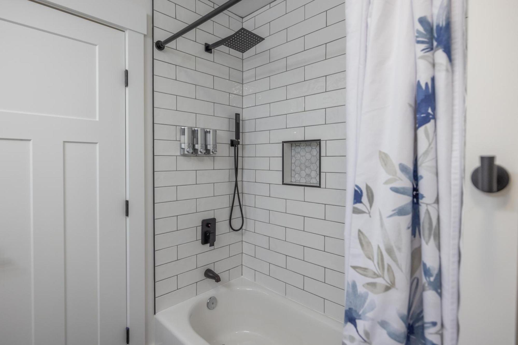 Villa Mid-Century Modern Impeccable Remodel With Hot Tub à Asheville Extérieur photo